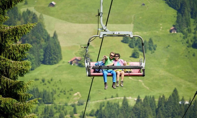 In der Heubergbahn den Ausblick genießen