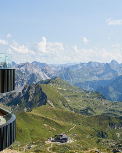 Vom Gipfelrestaurant die Bergwelt bestaunen