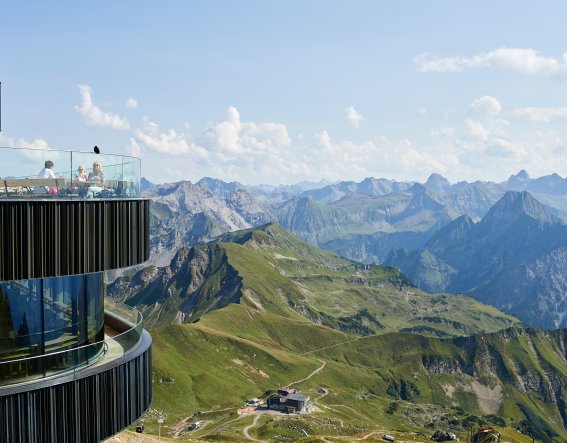 Vom Gipfelrestaurant die Bergwelt bestaunen