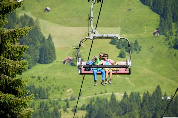 In der Heubergbahn den Ausblick genießen