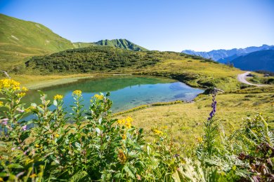 Der Schlappoldsee bei Oberstdorf ist ein idyllisches Bergjuwel auf 1.700 Metern Höhe. Mit seinem klaren, türkisblauen Wasser und den beeindruckenden Bergpanoramen ist er ein beliebtes Ziel für Wanderer und Naturliebhaber.