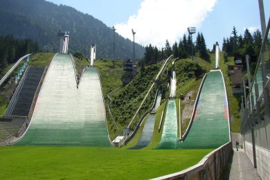 Besuchen die Skisprungschanze in Oberstdorf auch im Sommer! Erlebe den Nervenkitzel der Schanze, genieße die Aussicht auf die Alpen und erfahre mehr über den Skisprungsport. Ein spannendes Erlebnis für die ganze Familie!