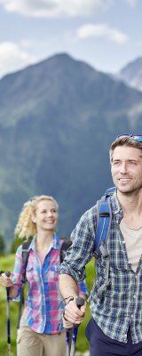 Erleben Sie die einzigartige Bergwelt der Allgäuer Alpen mit kristallklaren Bergseen, farbenfrohen Blumenwiesen und abwechslungsreichen Pfaden.