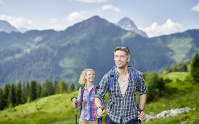 Naturgenuss und Wandern im Allgäu Erleben Sie die einzigartige Bergwelt der Allgäuer Alpen mit kristallklaren Bergseen, farbenfrohen Blumenwiesen und abwechslungsreichen Pfaden.