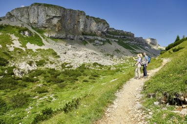 Schau, da hinten! Mit den gratis Bergbahnkarten vom Mai bis Oktober der Oberstdorf Resort Betriebe steht Ihnen die Allgäuer Bergwelt uneingeschrenkt zur Verfügung.