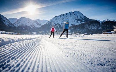 Vorbei an traumhaften Bergen Winterurlaub zu zweit im wunderschönen Allgäu genießen. Das Allgäu ist zu jeder Jahreszeit eine Reise wert. Unzählige Wintersportaktivitäten und traumhafte Aussichten sorgen für Ruhe und Entspannung.