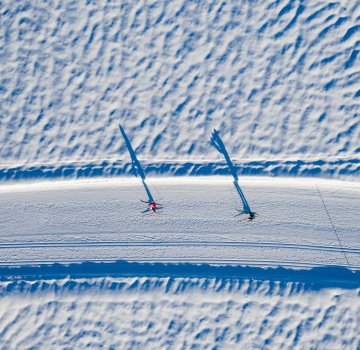 Gemeinsam die wunderschöne Natur beim Langlaufen bestauen