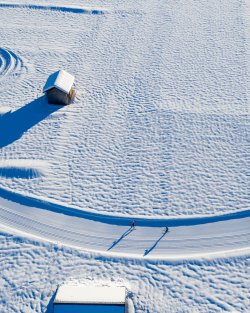 Unberührte Schneelandschaft beim Langlaufen bewundern.