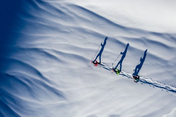 Eine Tour durch unberührte Winterlandschaft Schneeschuhtour in den Bergen ist traumhaft schön. Im Allgäu der Winterurlaub zum wunderbaren Wintermärchen.