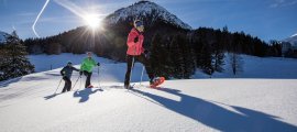 Winterurlaub im Allgäu bedeutet Spaß, Action und ganz viel Abwechslung. Mit den Wintersportaktivitäten lässt sich der Urlaub ganz individuell gestalten. Ob Skifahren oder Schneeschuhwandern, jeder Wintersportler finden den passenden Wintersport für sich! Der frühe Vogel empfängt die warmen Sonnenstrahlen