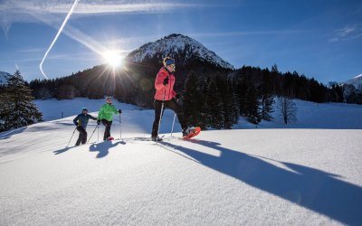 Winterurlaub im Allgäu bedeutet Spaß, Action und ganz viel Abwechslung. Mit den Wintersportaktivitäten lässt sich der Urlaub ganz individuell gestalten. Ob Skifahren oder Schneeschuhwandern, jeder Wintersportler finden den passenden Wintersport für sich!
