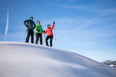 Schau mal! Was für eine traumhafte Aussicht auf die Berge!