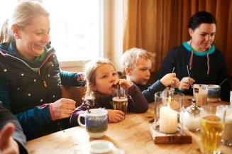 Die Berge sind die beste Destination für einen gemütlichen Winterurlaub mit den Kindern