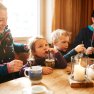 Familienurlaub im Deutschland und Österreich mit den Kindern ist immer eine gute Entscheidung. Besonders in den Bergen kann man den Urlaub mit Skifahren, Schlittenfahren, Rodeln und Winterwandern erlebnisreich gestalten.