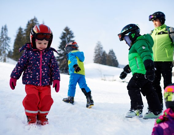 Perfekter Wintertag mit tollem Ausflug zum Skifahren! Winterurlaub im deutschsprachigen Alpenraum bietet eine jede Menge Abwechslung und Spaß für die ganze Familie. Jetzt den günstigen Urlaub mit den Kindern sichern und den Winter in den Alpen genießen!
