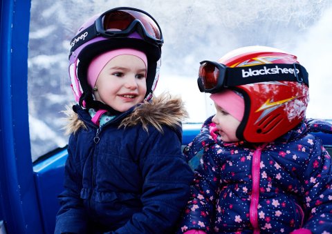 Familienurlaub mit Kindern im Allgäu, Tirol und deutschsprachigem Alpenraum bietet viel Spaß und Abwechslung. Jetzt die günstige Unterkunft für das Familienerlebnis buchen und den unvergesslichen Winter in den Bergen erleben!