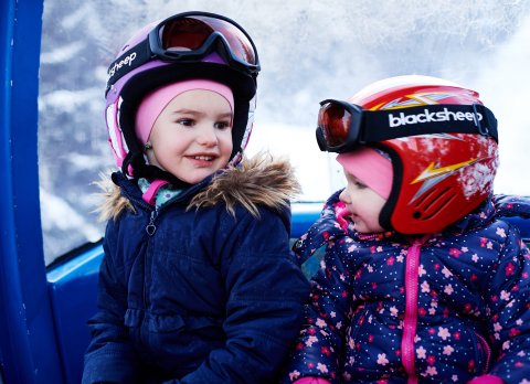 Familienurlaub mit Kindern im Allgäu, Tirol und deutschsprachigem Alpenraum bietet viel Spaß und Abwechslung. Jetzt die günstige Unterkunft für das Familienerlebnis buchen und den unvergesslichen Winter in den Bergen erleben!