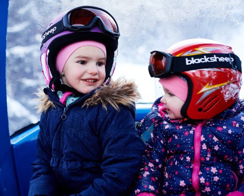 Familienurlaub mit Kindern im Allgäu, Tirol und deutschsprachigem Alpenraum bietet viel Spaß und Abwechslung. Jetzt die günstige Unterkunft für das Familienerlebnis buchen und den unvergesslichen Winter in den Bergen erleben!