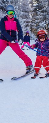 Professionelle Skischulen bringen den Kindern das Skifahren spielerisch bei