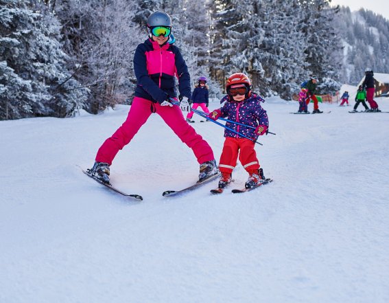 Professionelle Skischulen bringen den Kindern das Skifahren spielerisch bei