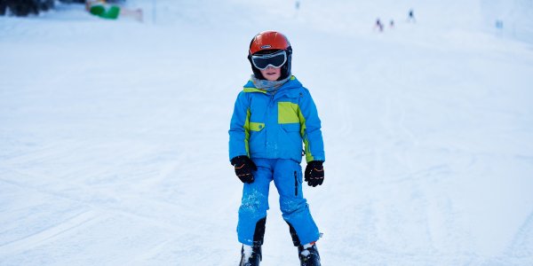 Familienurlaub in den Bergen mit Kindern genießen ist einfacher als gedacht. Zahlreiche Winteraktivitäten, wie Skifahren, Schlittenfahren oder Rodeln sorgen für jede Menge Action und Abwechslung.