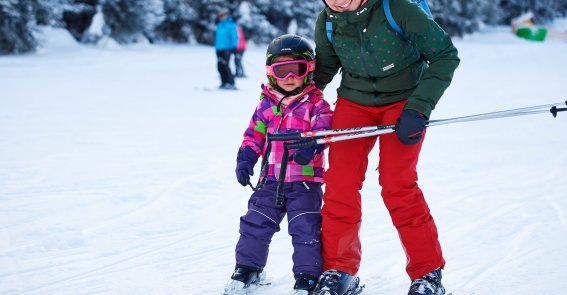 Traumhafte Voraussetzungen für den ersten Skitag am Berg Skiurlaub mit den Kindern am Söllereck bietet jede Menge Spaß und Action für die ganze Familie.