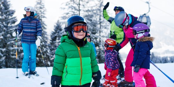 Winterurlaub in Allgäu und Umgebung mit Kindern lässt sich perfekt gestalten dank dem breiten Angebot an Winteraktivitäten, wie Skifahren, Rodeln oder Schlittenfahren.