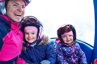 Skiurlaub mit der ganzen Familie bietet Abwechslung und Spaß für Groß und Klein.