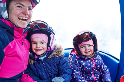 Winterurlaub mit der Familie in den Bergen bietet viel Abwechslung und Spaß für die Kinder. Professionelle Skilehrer in den besten Skischulen vor Ort bringen den Kindern das Skifahren spielerisch bei.