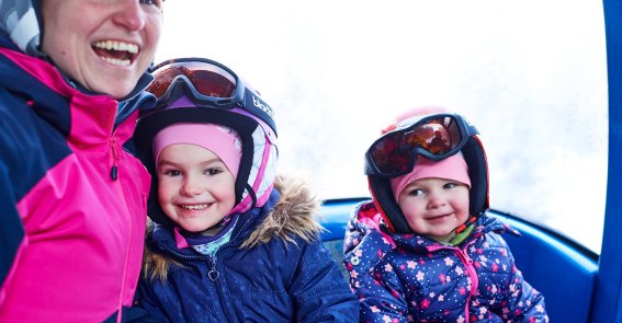 Skiurlaub mit der ganzen Familie bietet Abwechslung und Spaß für Groß und Klein. Winterurlaub mit der Familie in den Bergen bietet viel Abwechslung und Spaß für die Kinder. Professionelle Skilehrer in den besten Skischulen vor Ort bringen den Kindern das Skifahren spielerisch bei.