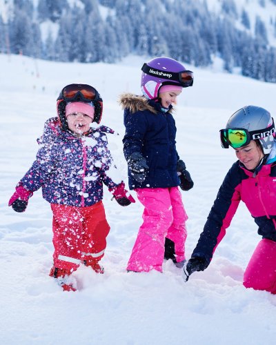 Skischulen mit Skikursen und Skiverleih sorgen für einen tollen Winterspaß für die Kinder. Winterurlaub mit der Familie in den Bergen ist immer ein tolles Erlebnis.