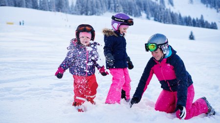 Skischulen mit Skikursen und Skiverleih sorgen für einen tollen Winterspaß für die Kinder. Winterurlaub mit der Familie in den Bergen ist immer ein tolles Erlebnis.