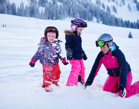 Skischulen mit Skikursen und Skiverleih sorgen für einen tollen Winterspaß für die Kinder. Winterurlaub mit der Familie in den Bergen ist immer ein tolles Erlebnis.