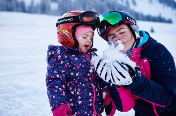 What´s your favorite thing to do on a winter day? Der Urlaub mit den Kindern im Allgäu bietet der ganzen Familie besondere Momente. Im Winter erfreuen sich die Kleinen an abwechslungsreichem Angebot an Skifahren, Rodeln und Schlittenfahren.