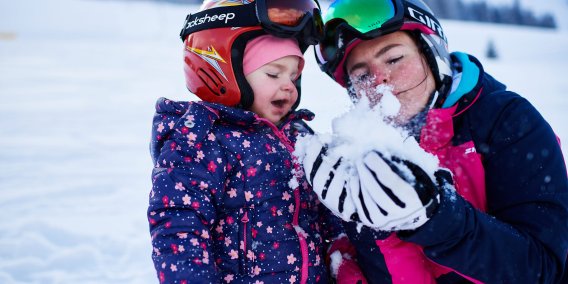 Der Urlaub mit den Kindern im Allgäu bietet der ganzen Familie besondere Momente. Im Winter erfreuen sich die Kleinen an abwechslungsreichem Angebot an Skifahren, Rodeln und Schlittenfahren.