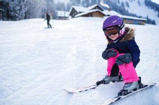Kurz mal ausruhen, schon bald geht es weiter! Familien Skiurlaub in deutschem Alpenraum bietet viel Abwechslung und Spaß. Jetzt über die besten Aktivitäten und Angebote informieren!