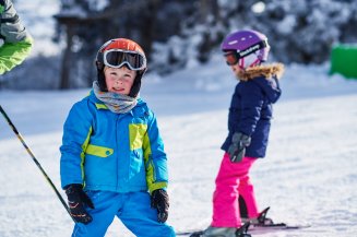 Mit Freunden Skifahren lernen Skischulen im Allgäu mit besten Skilehrern und professionellen Skischulen vor Ort bieten bieten viele Skikurse für Kinder und Erwachsene.