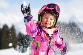 Juhu! Sooo viel Schnee! In Deutschlands größtem Skigebiet Oberstdorf / Kleinwalsertal finden Groß und Klein jede Menge Schneevergnügen in den Allgäuer Bergen.