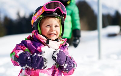 Schneeballschlacht mit der ganzen Familie