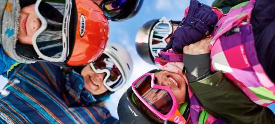 Winterurlaub mit Kindern in Deutschland und Österreich bietet viel Abwechslung und Spaß für die ganze Familie.