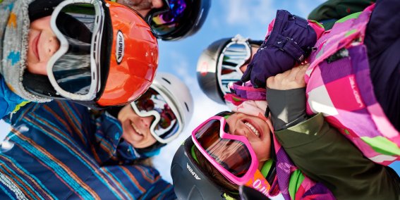 Winterurlaub mit Kindern in Deutschland und Österreich bietet viel Abwechslung und Spaß für die ganze Familie.