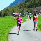Motivierte und glückliche Läuferinnen