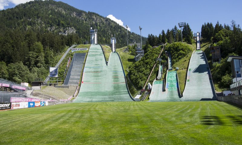 Erlebe Faszination Skispringen im Sommer, indem Du auf den Spuren der Winterprofis wandelst und allerlei interessantes bei einer Führung erfährst.
