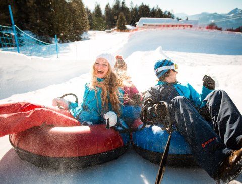 Amusement et action en luge sur neige