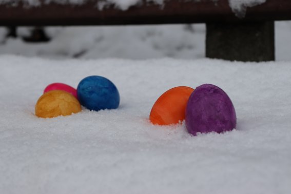 Wer findet die bunten Eier im Schnee?