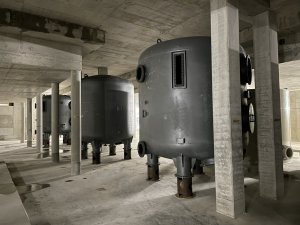 Einbau Mehrschicht-Stahlfilter Es ist der fertiggestellte Einbau der Mehrschicht-Strahlfilter in der Therme zu sehen.