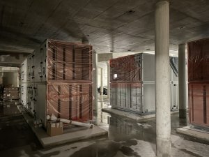 Einbau Lüftungsgeräte in der Therme Auf dem Bild ist der Prozess des Einbaus der Lüftungstechnik in die Therme zu sehen.