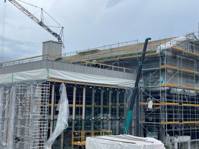 Pfosten-Riegel-Fassade Badehalle Auf dem Bild ist die Pfosten-Riegel-Fassade der Badehalle der Therme während des Bauprozesses zu sehen.