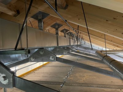 Lüftungstechnik Abhangdecke Das Bild zeigt die Lüftungstechnik über der Abhangdecke.