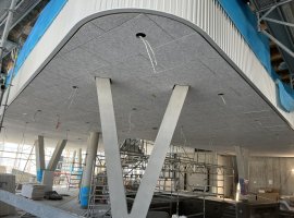Das Bild zeigt die Bauphase der Therme. Im Fokus des Bildes ist die Liegegalerie vom Erdgeschoss aus zu sehen.